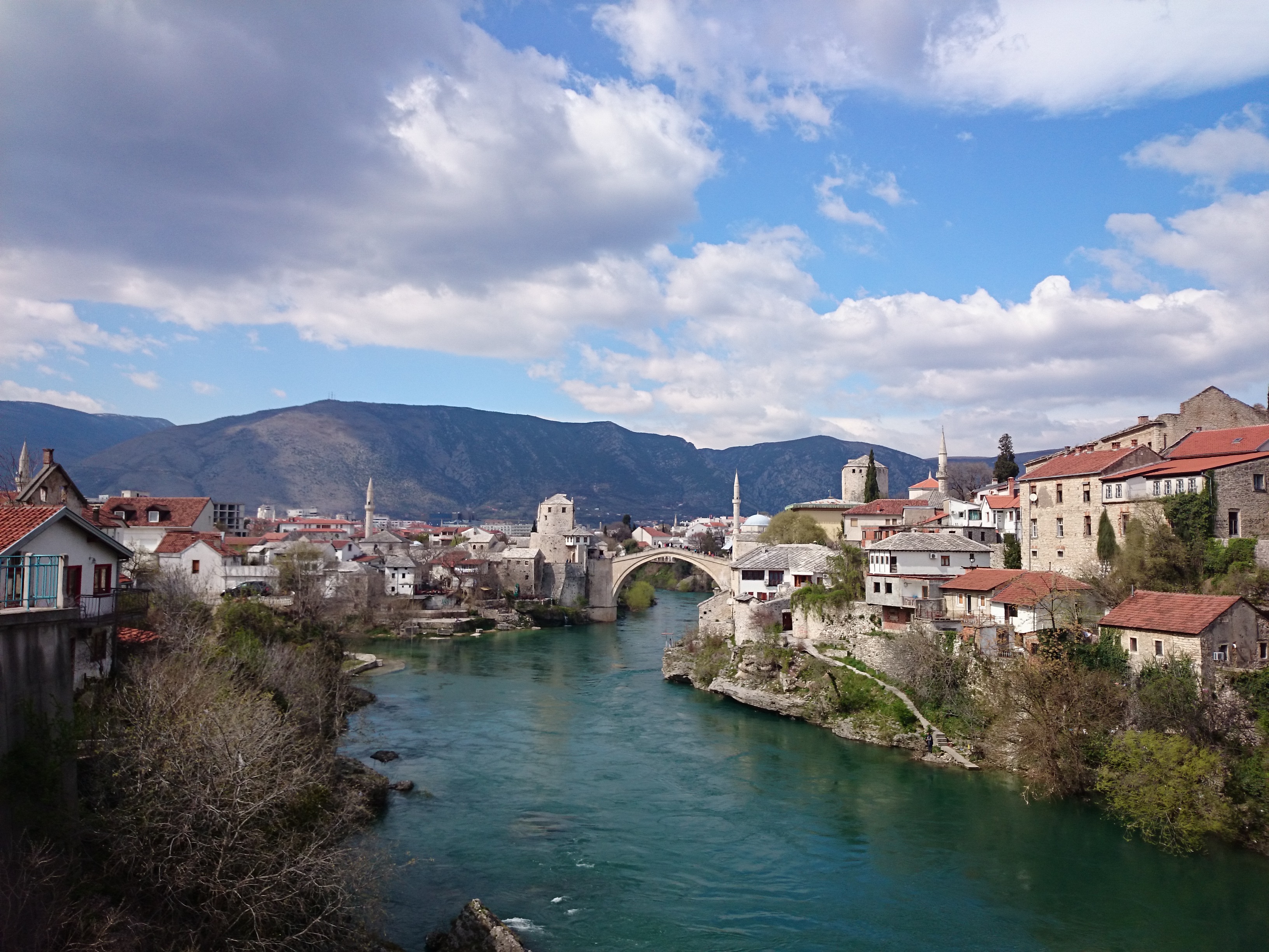 Landschaftsbild mit der Brücke in Mostar