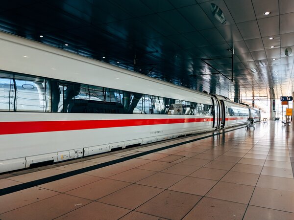 Unsplash / Markus Winkler Zug in Tiefbahnhof