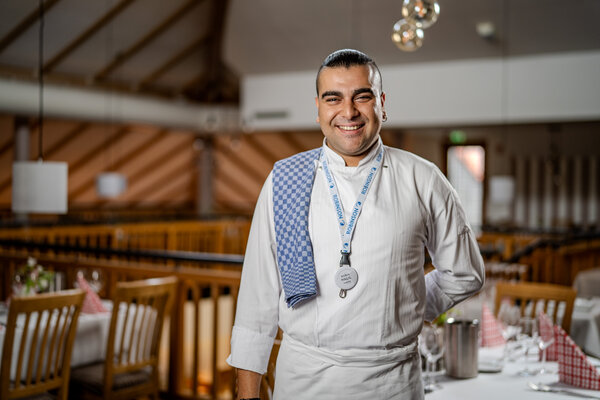 Unternehmen Berufsanerkennung Koch Halil aus der Türkei im Restaurant im Robinson Fleesensee