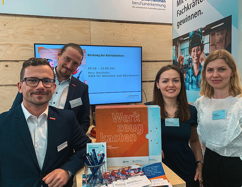 Foto vom Stand mit Projektteam und Betriebslotse