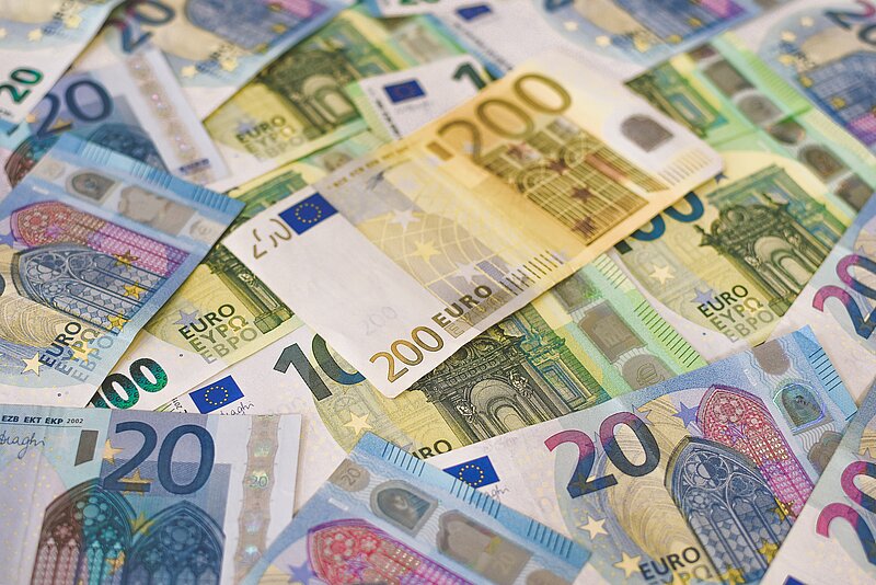 Im Bild sind mehrere hohe Euroscheine zu sehen