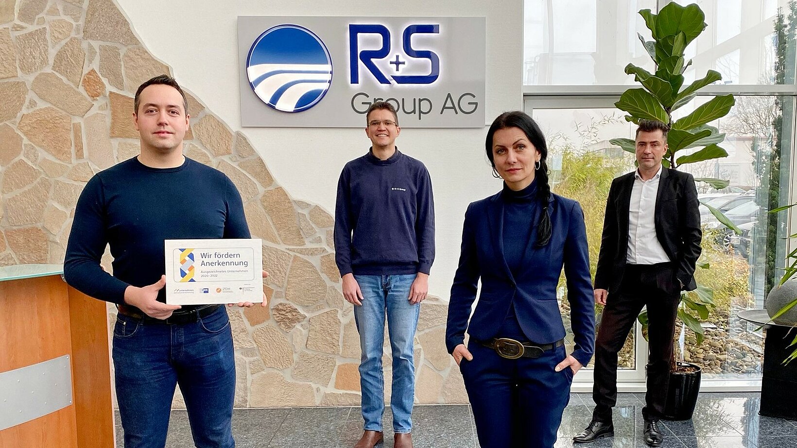 Mitarbeitende der R + S Group